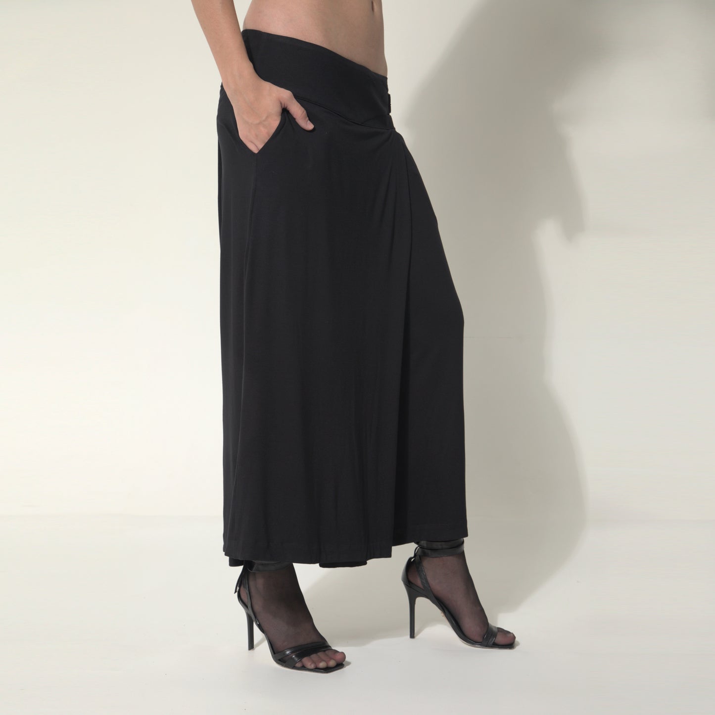 Sarah - Saia-calça de malha com ajuste de fivela de metal na cor preta