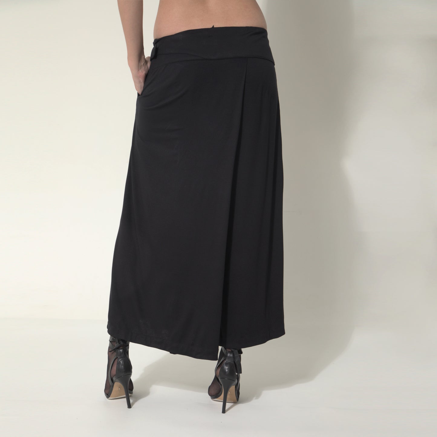 Sarah - Saia-calça de malha com ajuste de fivela de metal na cor preta