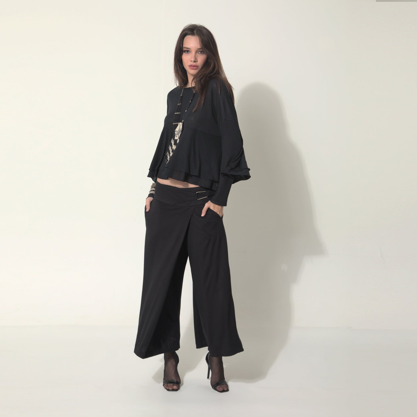 Sarah - Saia-calça de malha com ajuste de fivela de metal na cor preta
