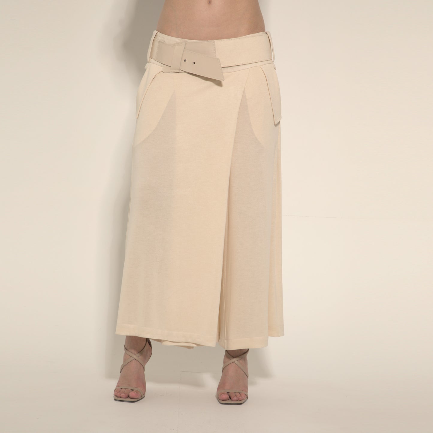 Cleo - Saia-calça de malha com cinto na cor de trigo