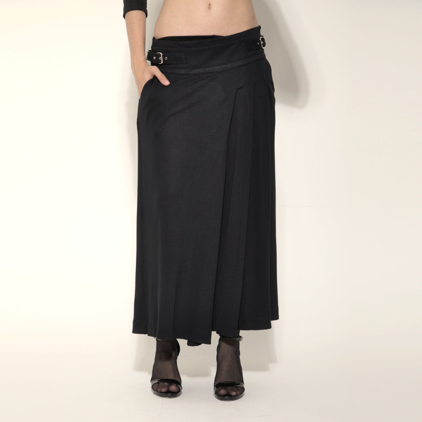 Amira - Saia-calça de malha com pregas e ajuste com fivelas de metal na cor preta