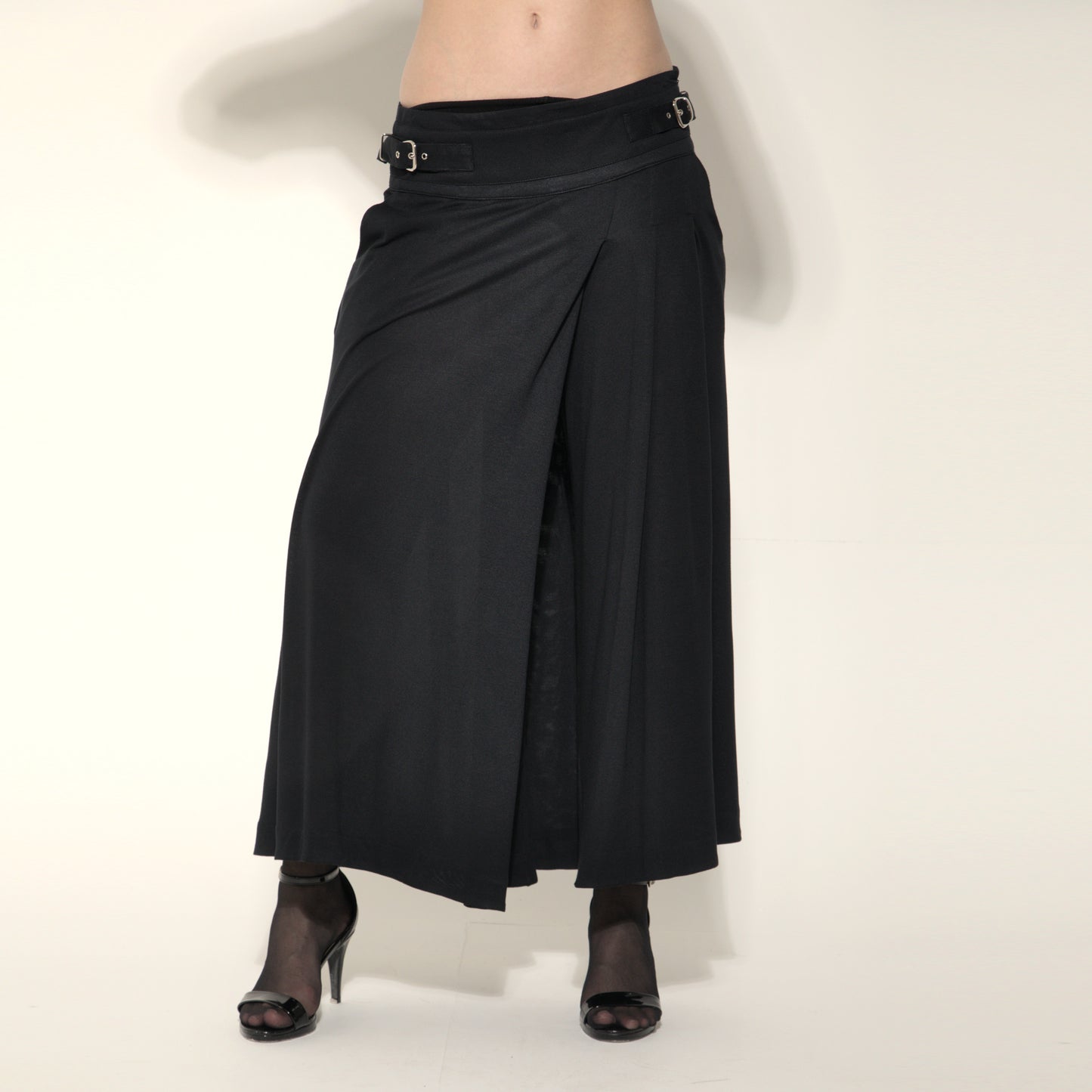 Amira - Saia-calça de malha com pregas e ajuste com fivelas de metal na cor preta