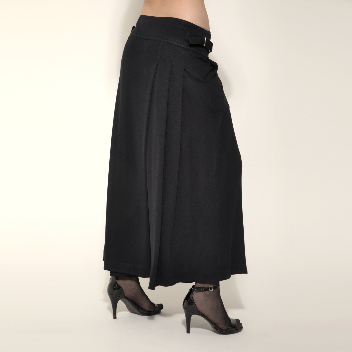 Amira - Saia-calça de malha com pregas e ajuste com fivelas de metal na cor preta