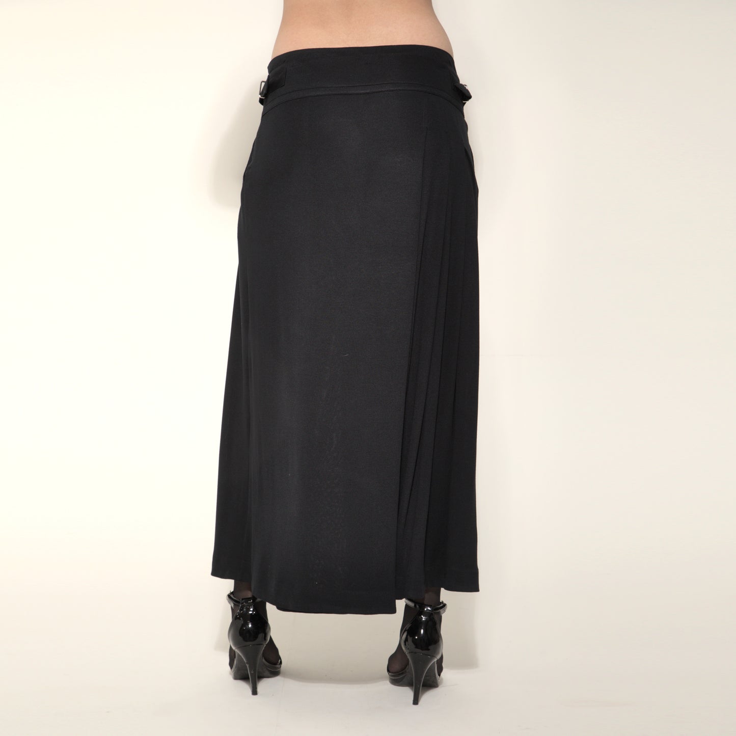 Amira - Saia-calça de malha com pregas e ajuste com fivelas de metal na cor preta