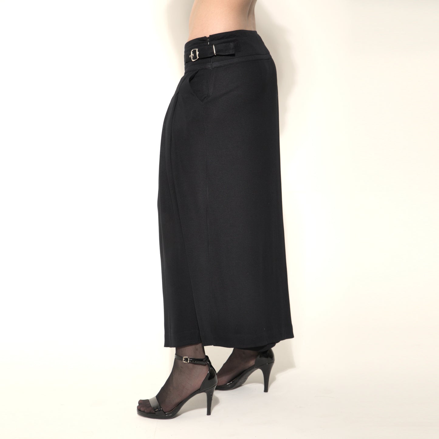Amira - Saia-calça de malha com pregas e ajuste com fivelas de metal na cor preta
