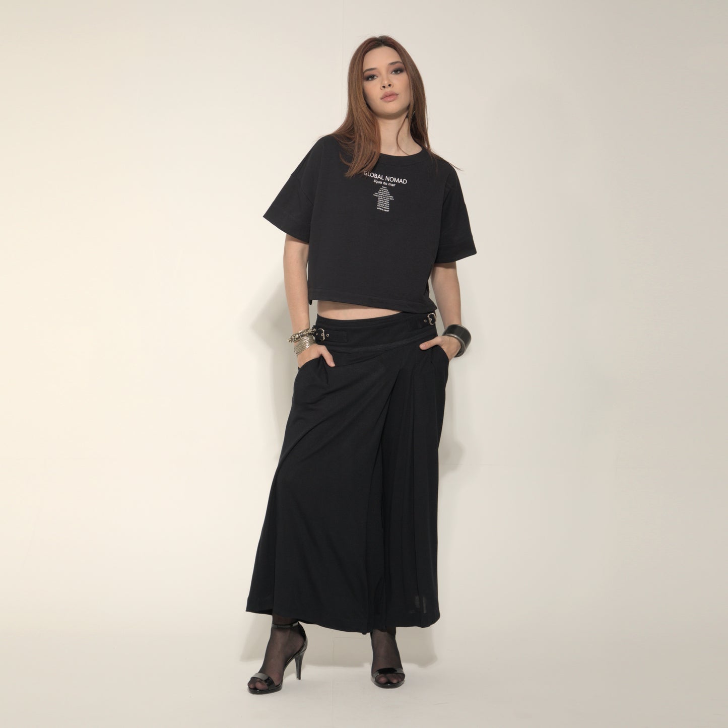 Amira - Saia-calça de malha com pregas e ajuste com fivelas de metal na cor preta
