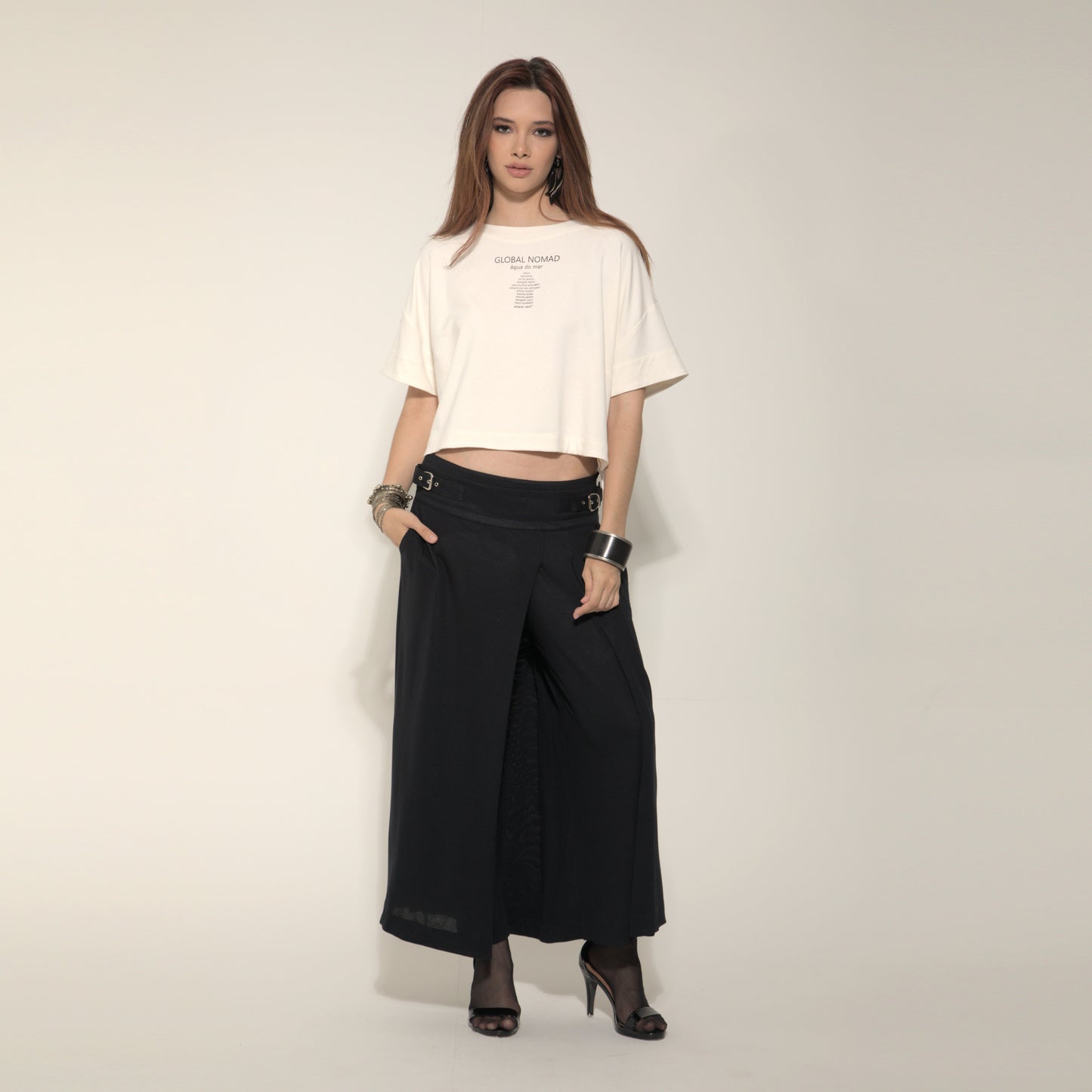 Amira - Saia-calça de malha com pregas e ajuste com fivelas de metal na cor preta