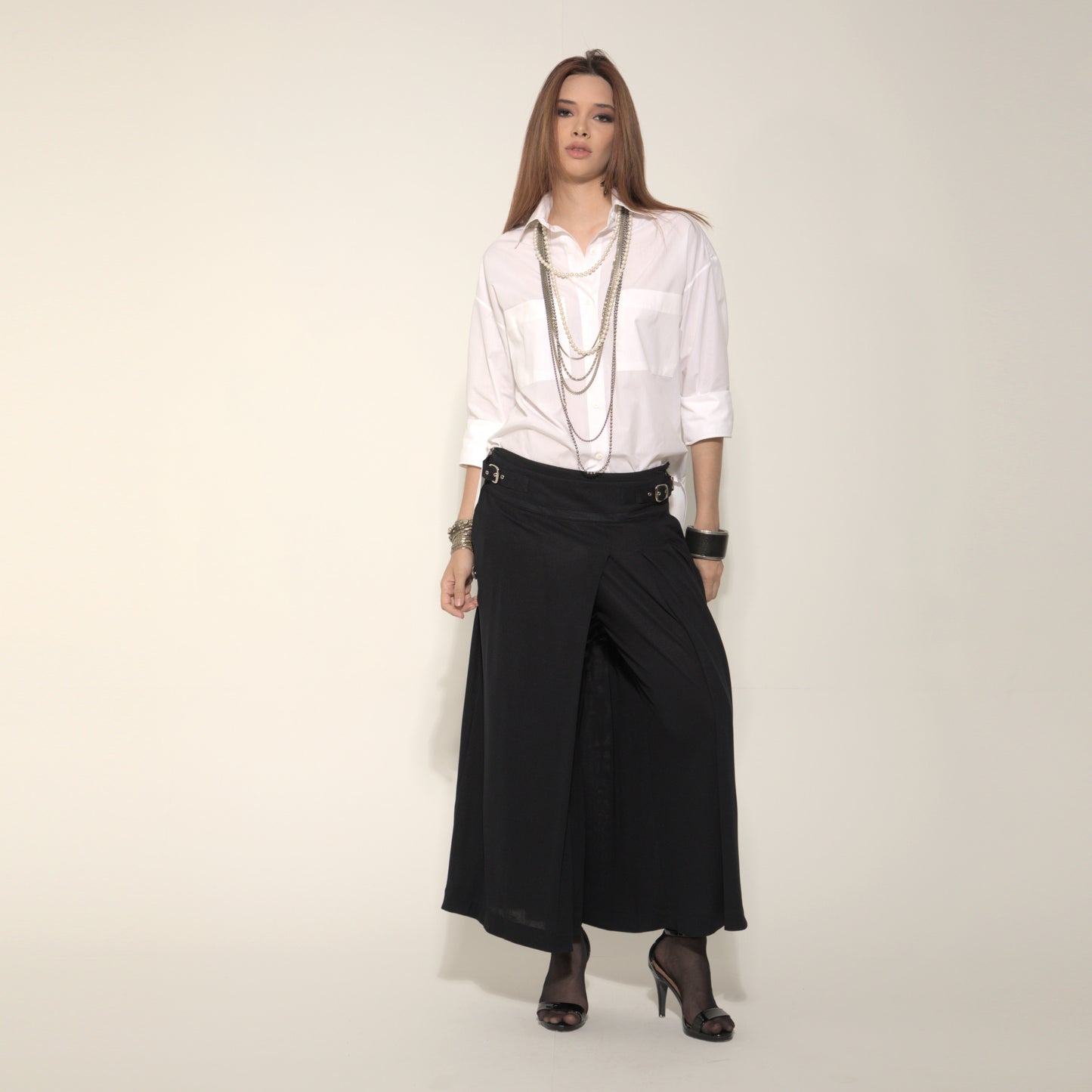 Amira - Saia-calça de malha com pregas e ajuste com fivelas de metal na cor preta