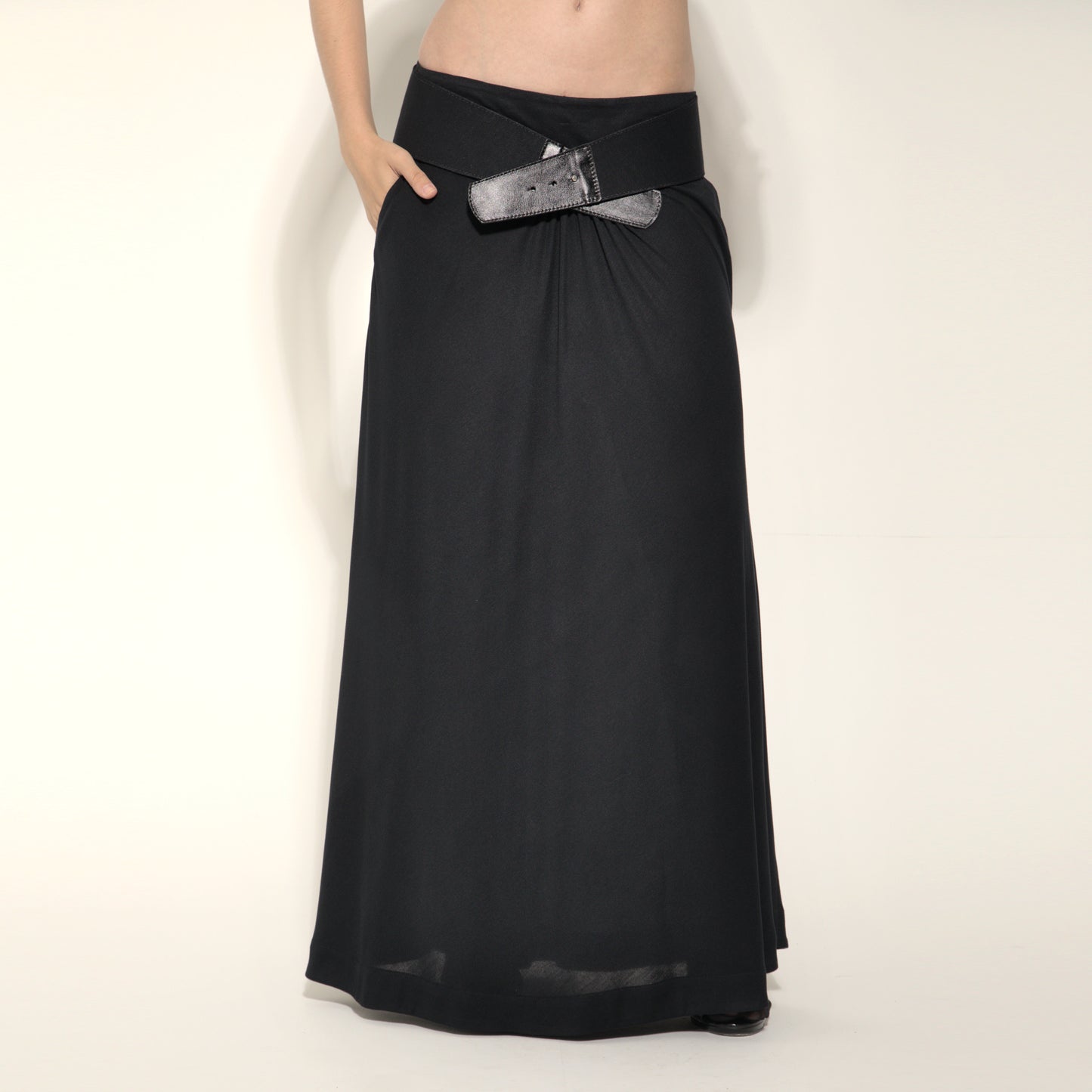 Amal - Saia Maxi de malha com cinto ponta de couro preto