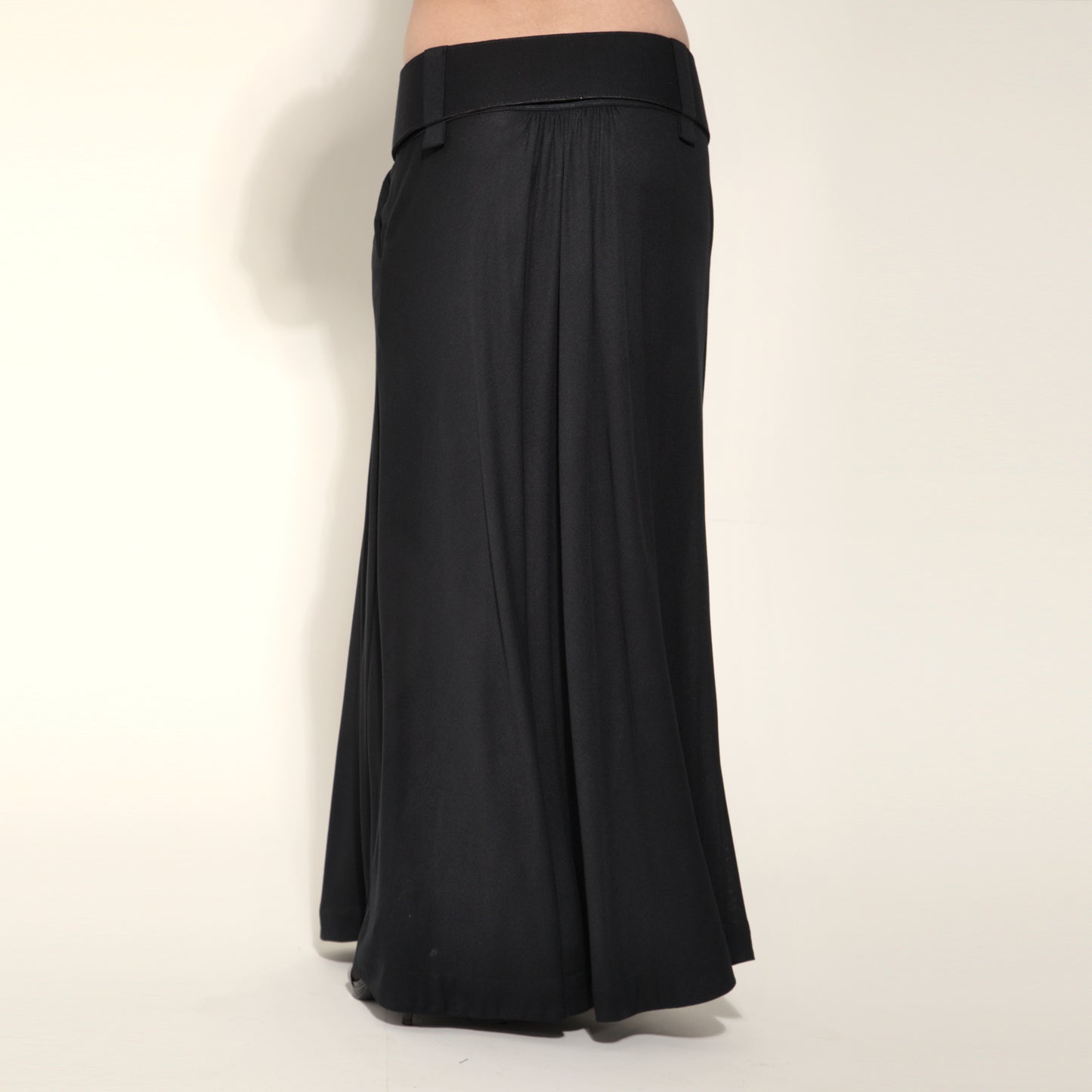 Amal - Saia Maxi de malha com cinto ponta de couro preto