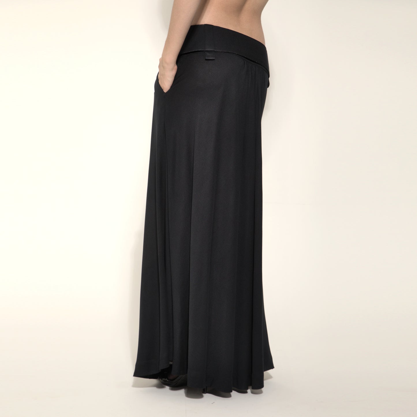 Amal - Saia Maxi de malha com cinto ponta de couro preto