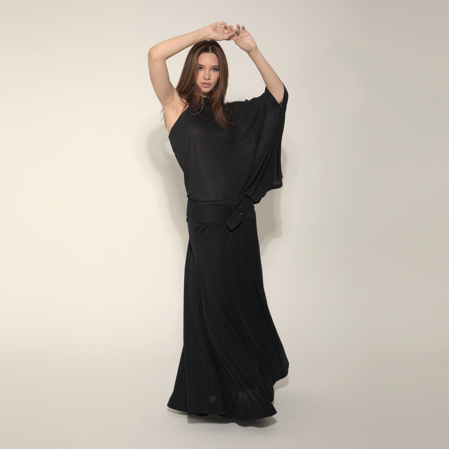 Amal - Saia Maxi de malha com cinto ponta de couro preto