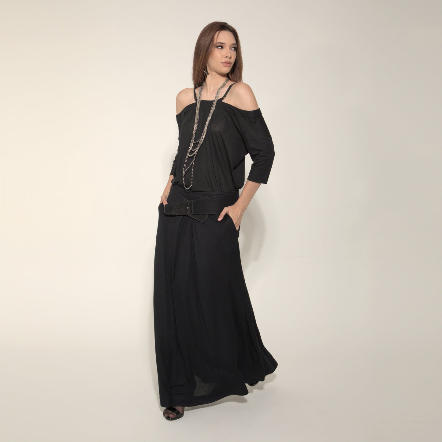 Amal - Saia Maxi de malha com cinto ponta de couro preto