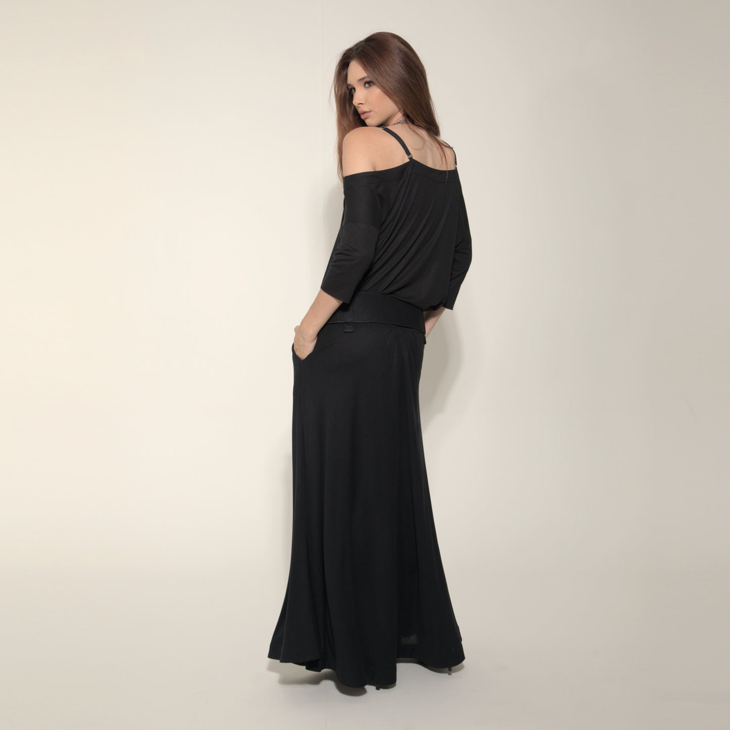 Amal - Saia Maxi de malha com cinto ponta de couro preto