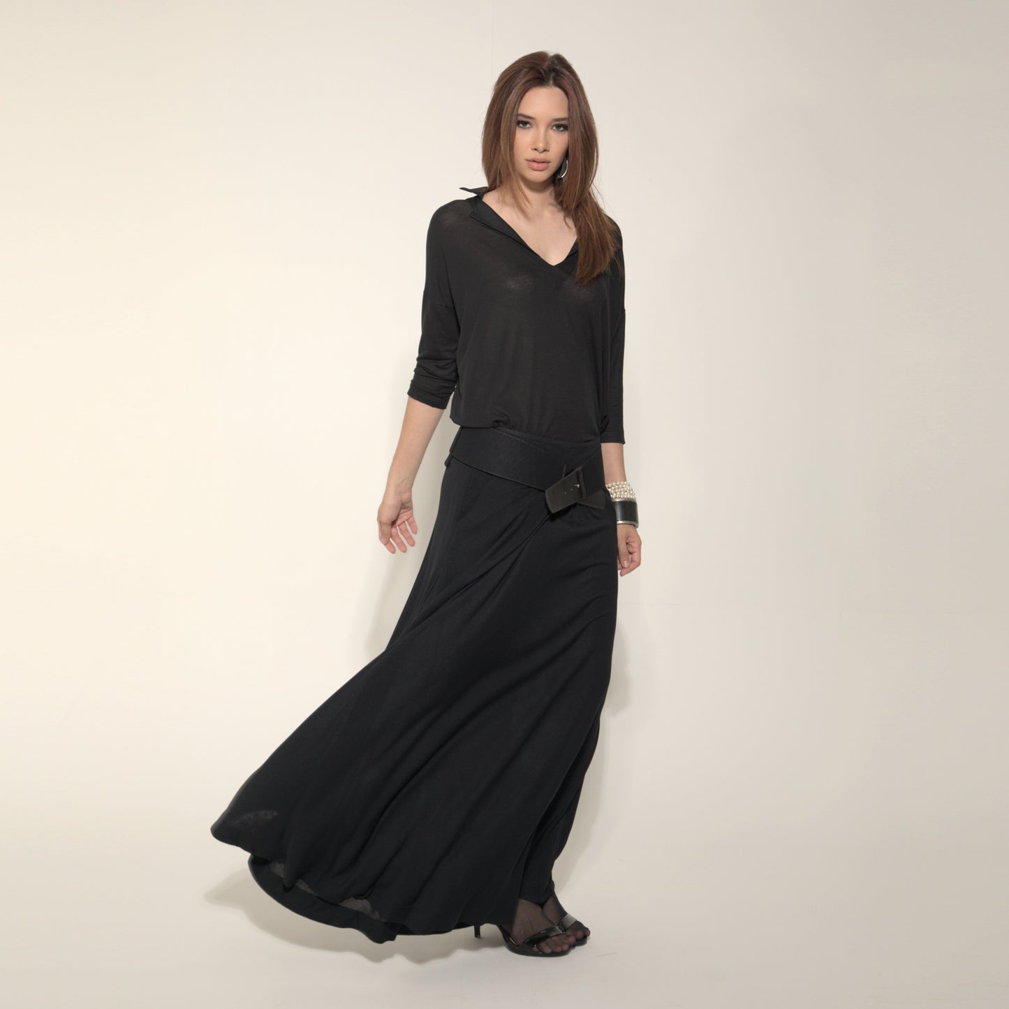 Amal - Saia Maxi de malha com cinto ponta de couro preto