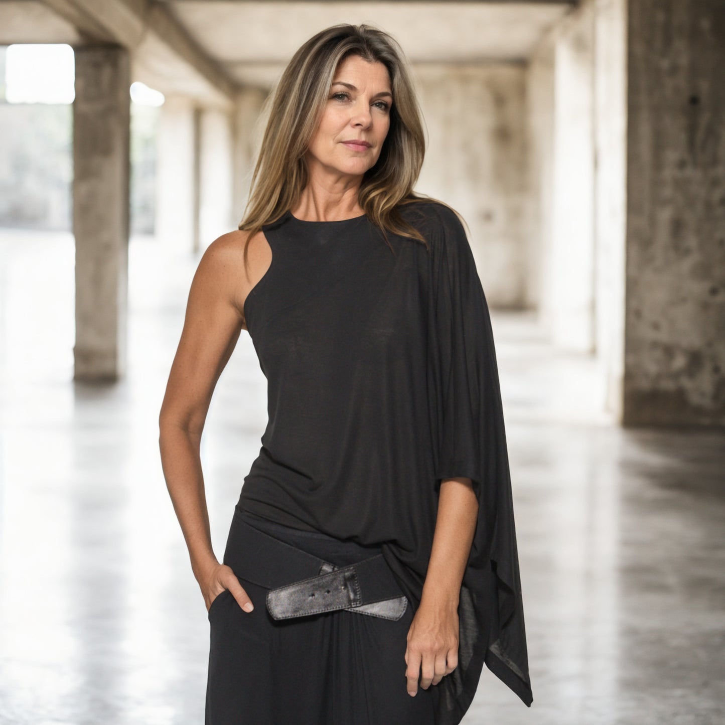Ibiza - Blusa assimétrica com uma manga só em malha na cor preta