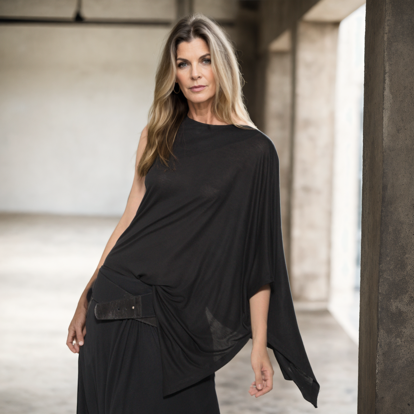 Ibiza - Blusa assimétrica com uma manga só em malha na cor preta