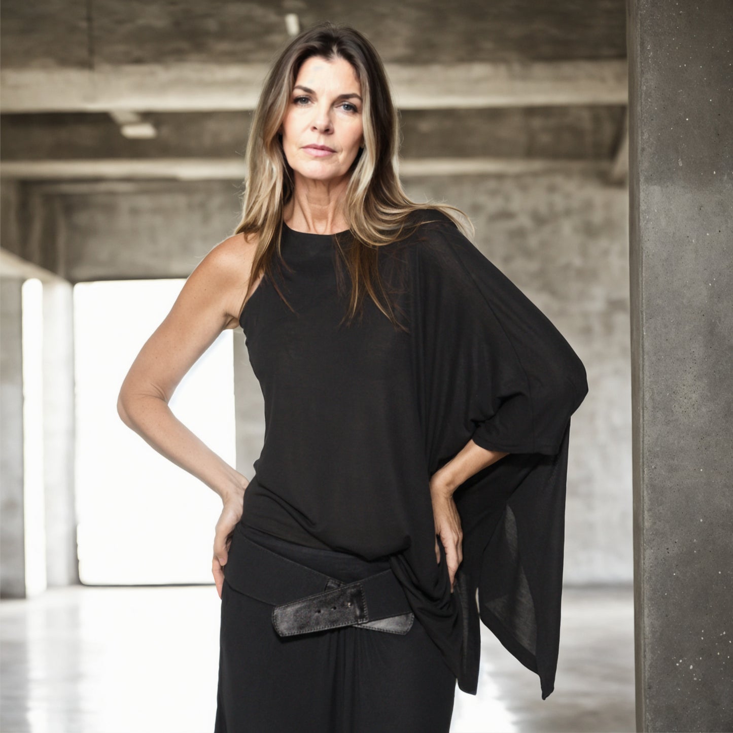 Ibiza - Blusa assimétrica com uma manga só em malha na cor preta