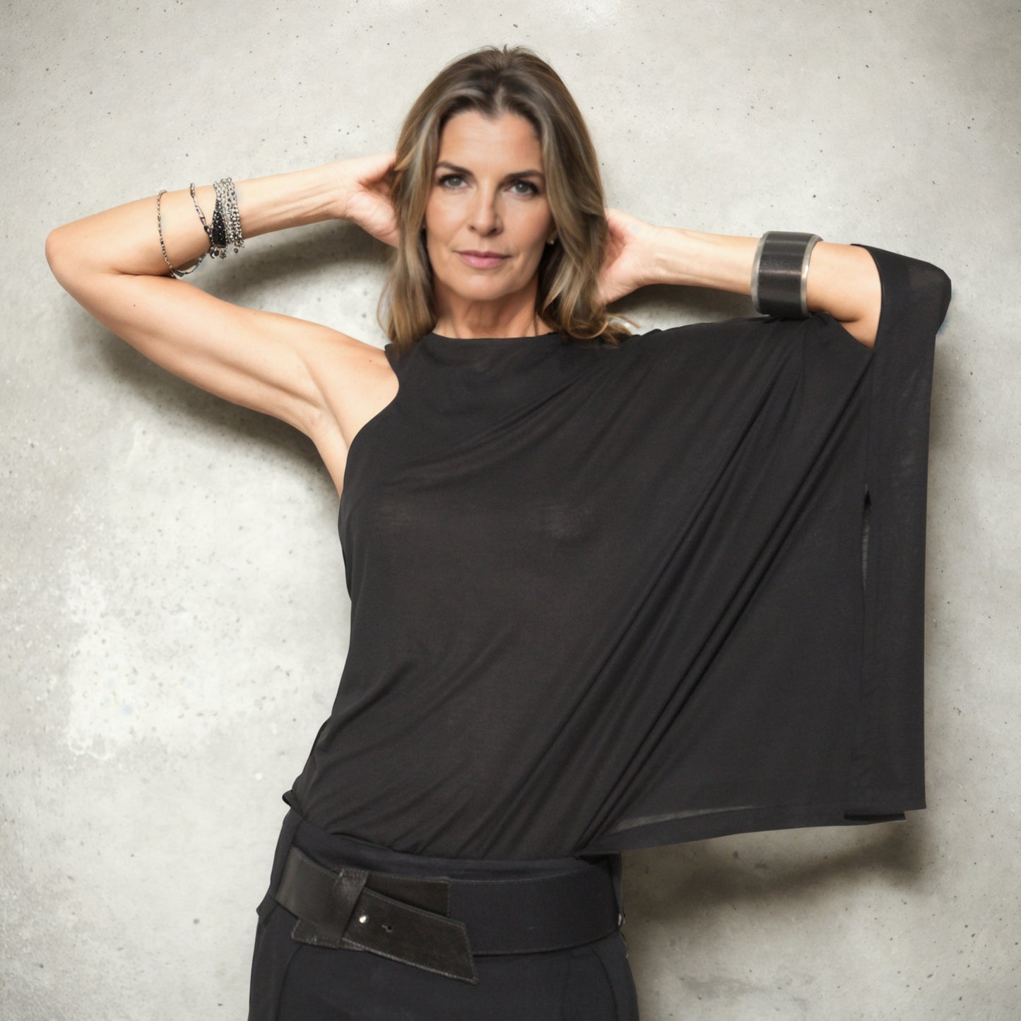 Ibiza - Blusa assimétrica com uma manga só em malha na cor preta