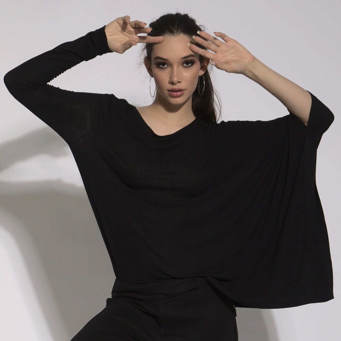 Naomi - Blusa assimétrica em malha preta feminina