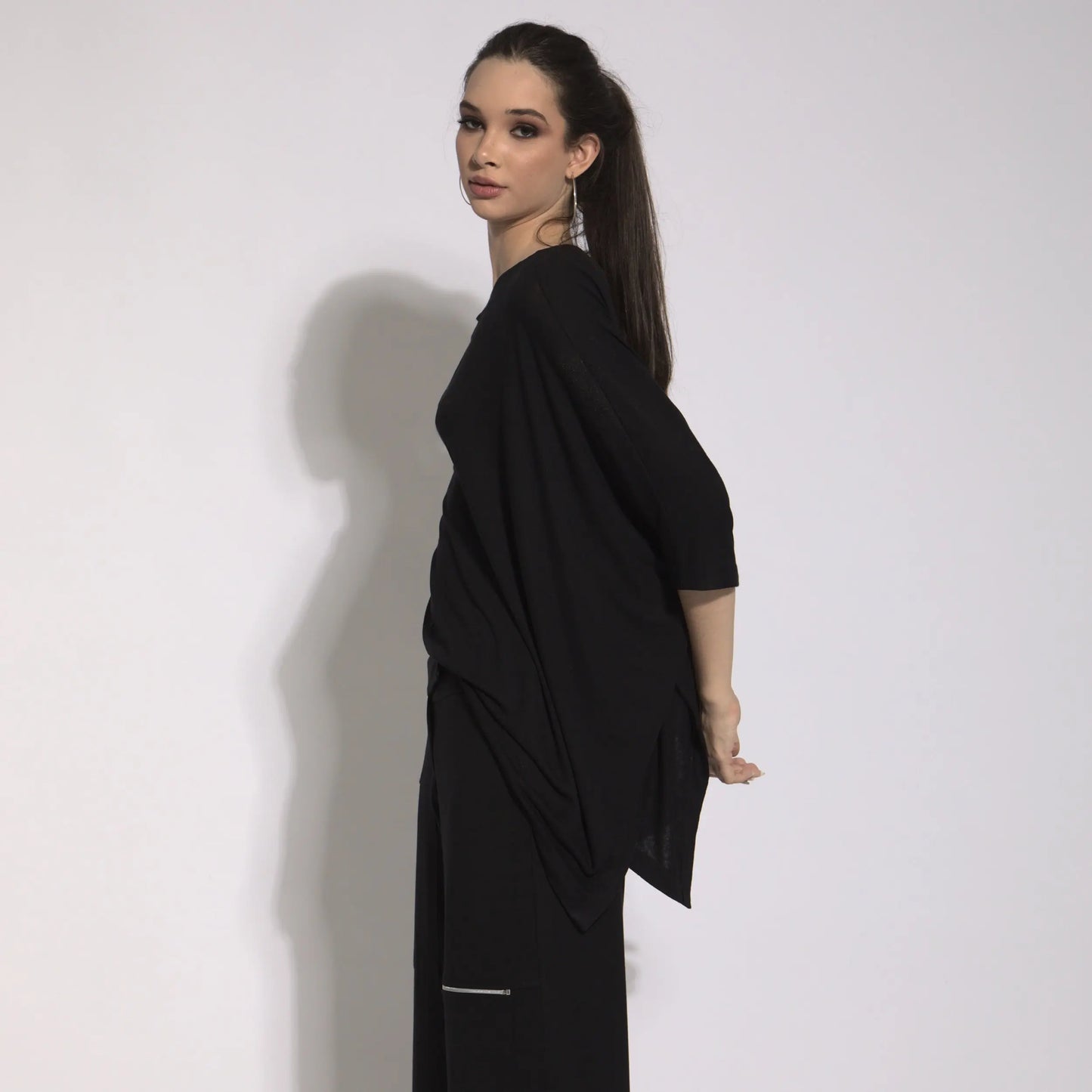Naomi - Blusa assimétrica em malha minimalista