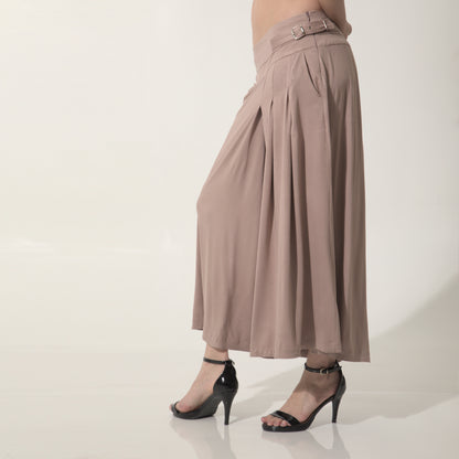 Amira - Saia-calça de malha com pregas e ajuste com fivelas de metal na cor mocha mousse