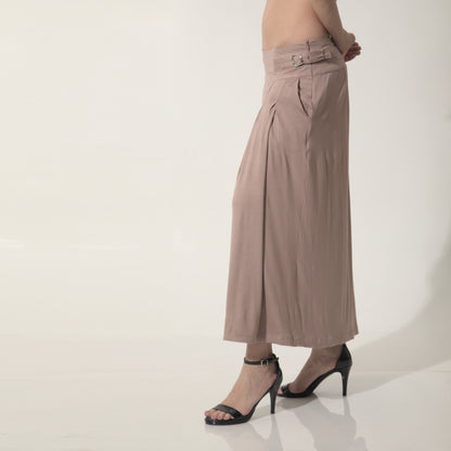 Amira - Saia-calça de malha com pregas e ajuste com fivelas de metal na cor mocha mousse