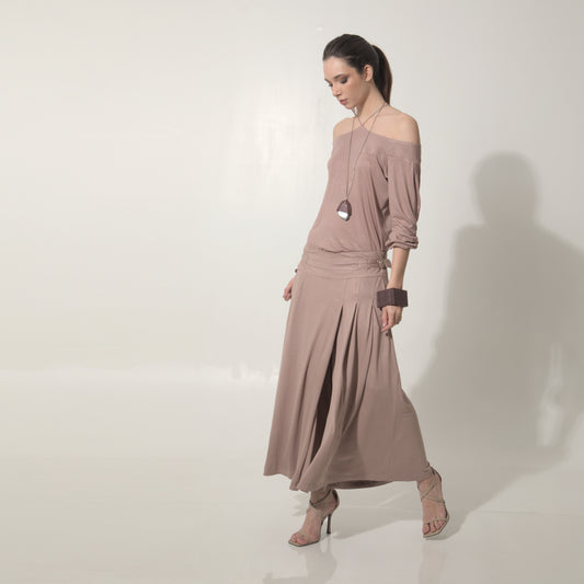 Amira - Saia-calça de malha com pregas e ajuste com fivelas de metal na cor mocha mousse