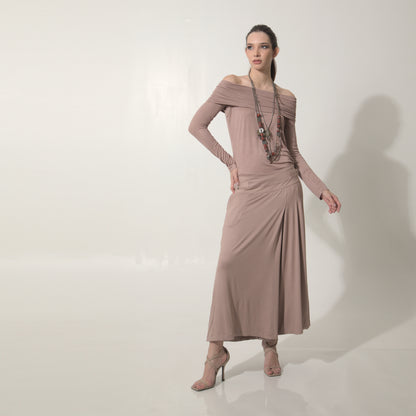 Amira - Saia-calça de malha com pregas e ajuste com fivelas de metal na cor mocha mousse