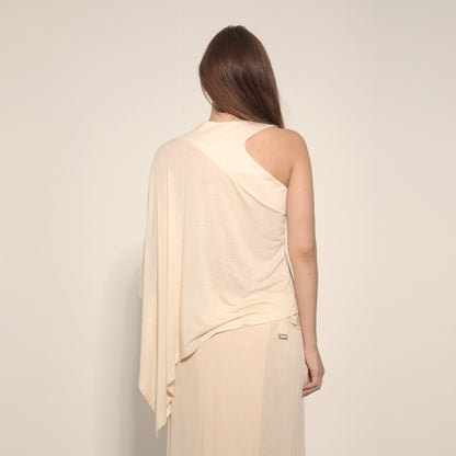 Ibiza - Blusa assimétrica com uma manga só em malha na cor de trigo