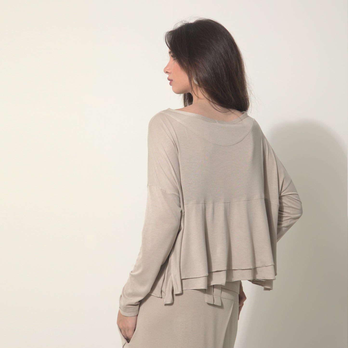 Isla - Blusa boho de malha com babados e manga comprida na cor bege saara