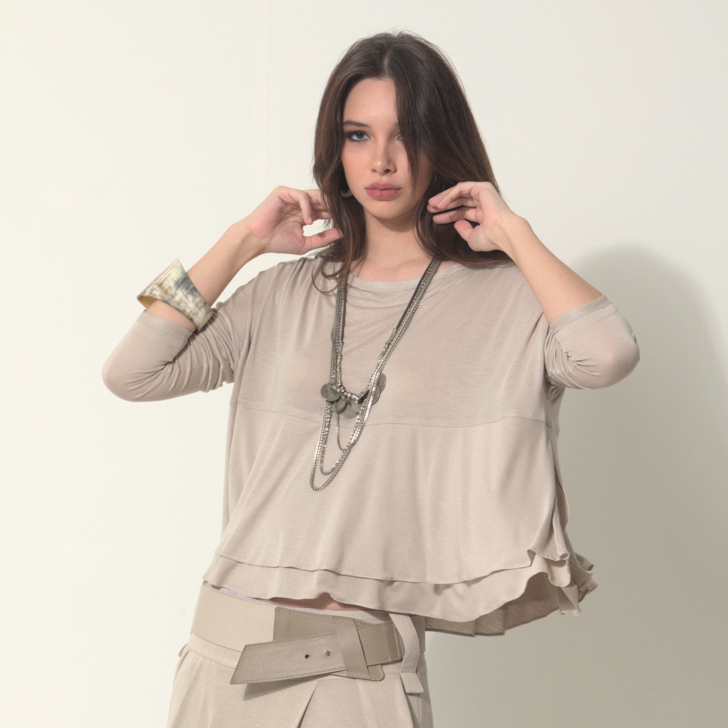 Isla - Blusa boho de malha com babados e manga comprida na cor bege saara