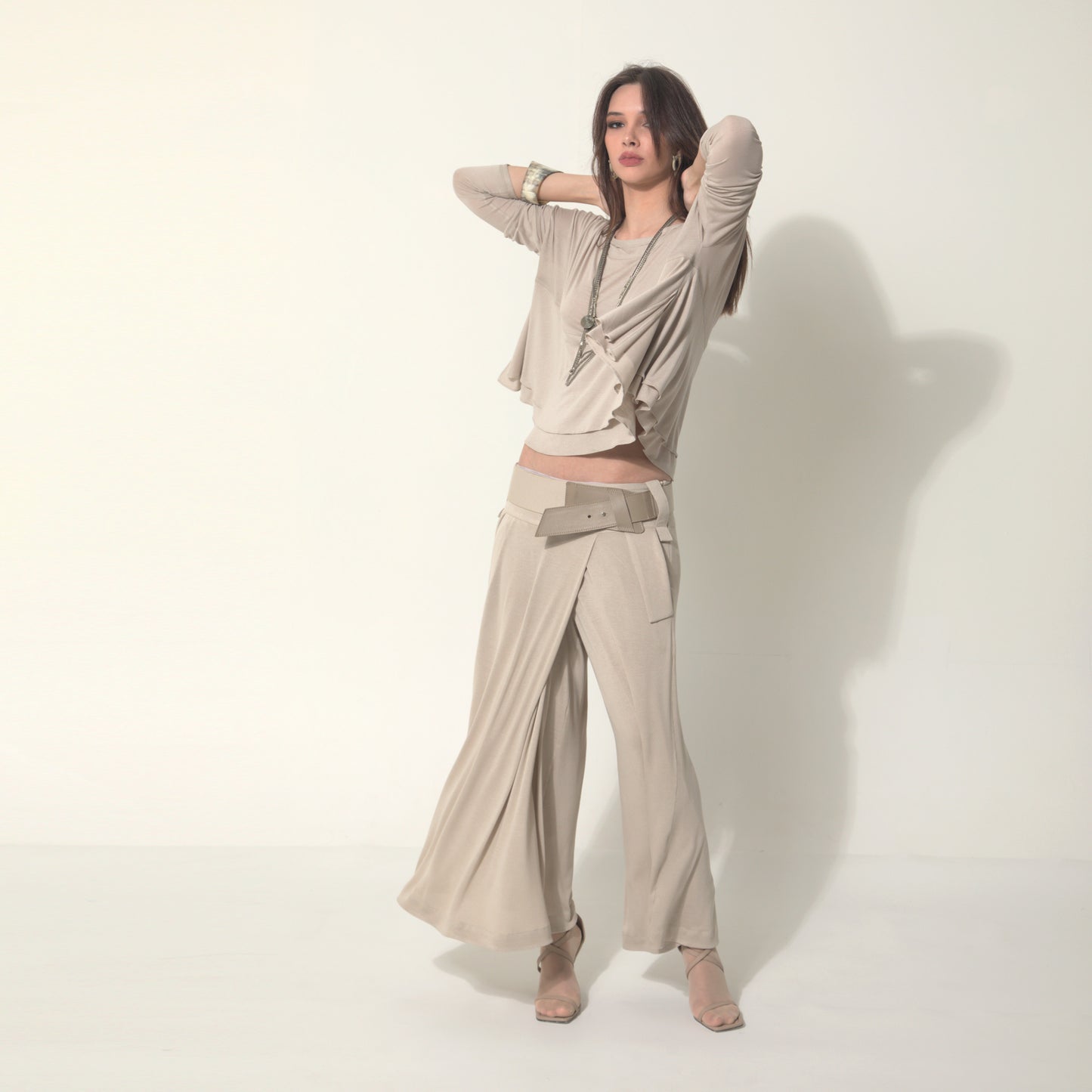 Isla - Blusa boho de malha com babados e manga comprida na cor bege saara