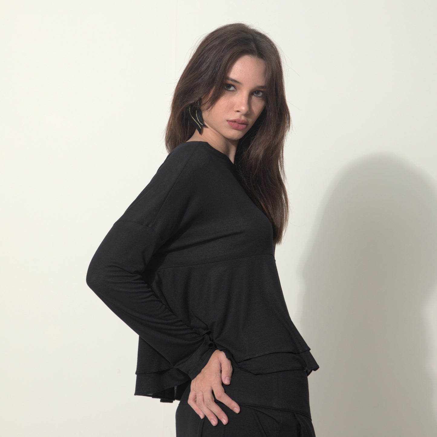 Isla - Blusa boho de malha com babados e manga comprida na cor preta
