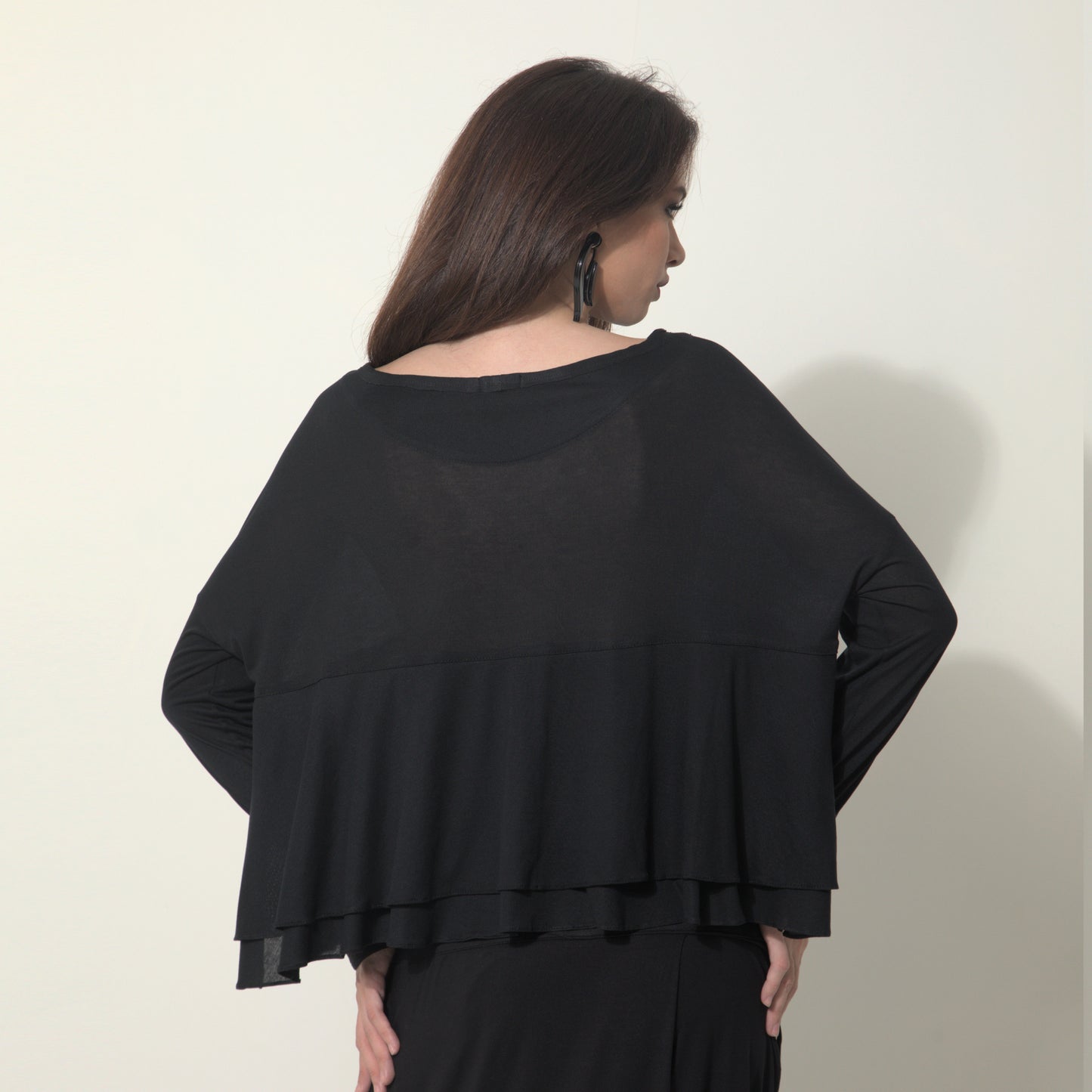 Isla - Blusa boho de malha com babados e manga comprida na cor preta