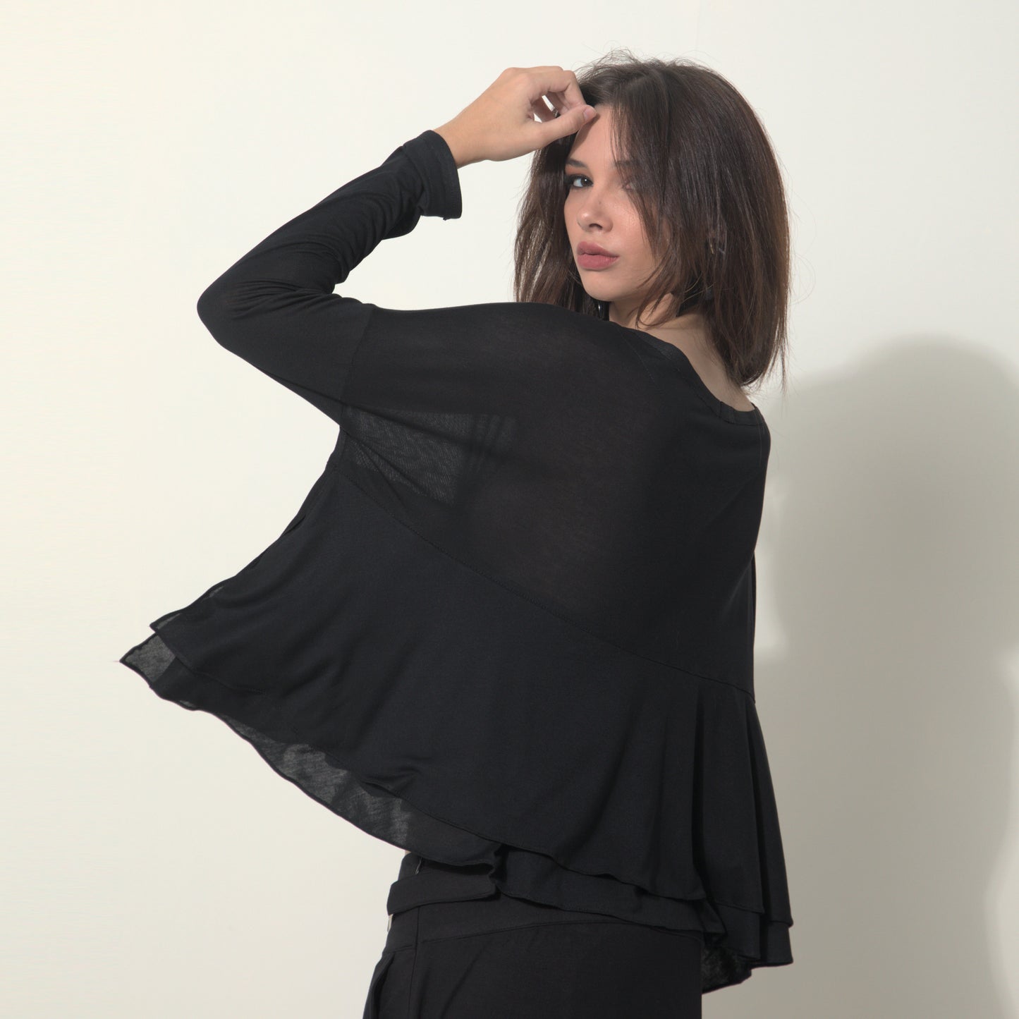Isla - Blusa boho de malha com babados e manga comprida na cor preta