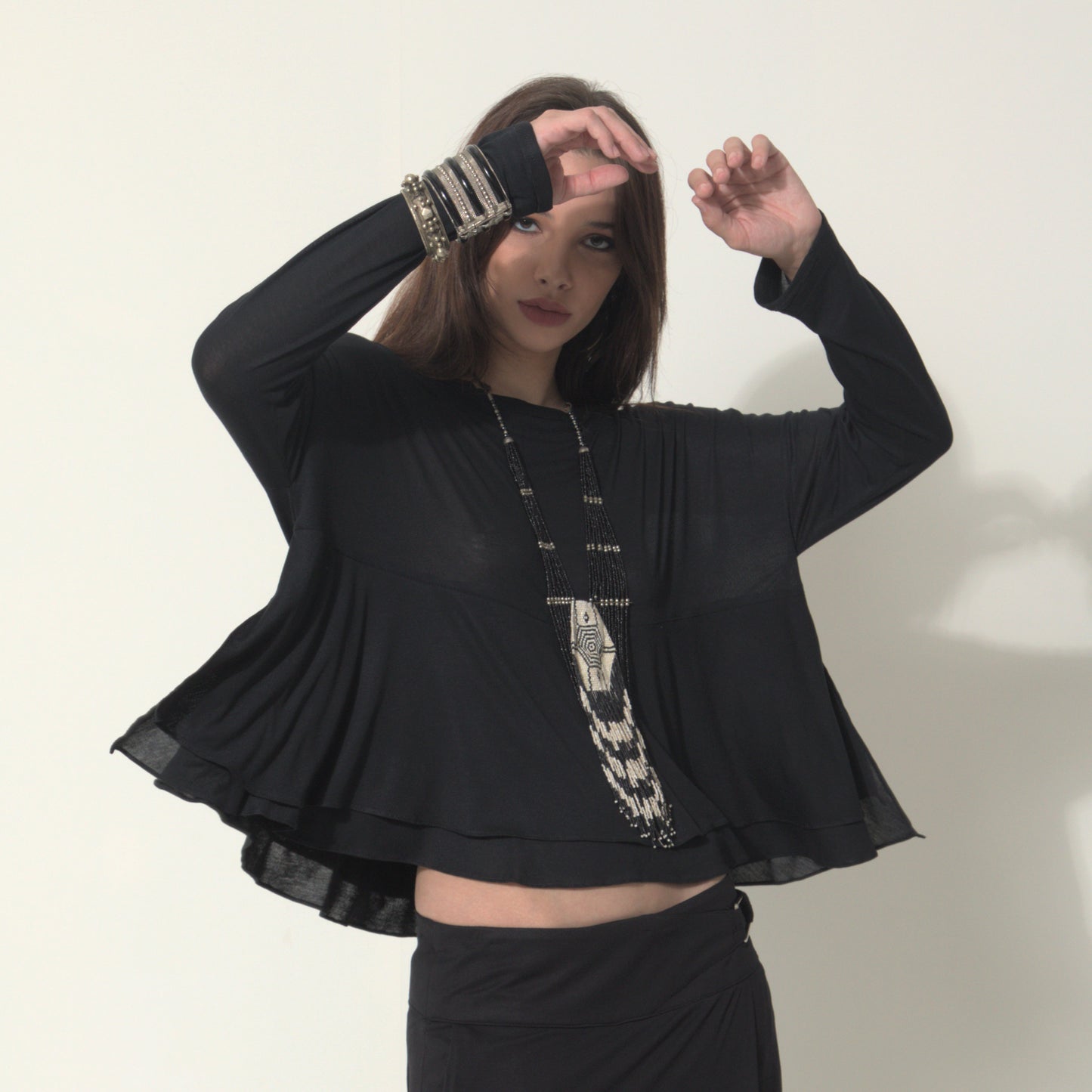 Isla - Blusa boho de malha com babados e manga comprida na cor preta