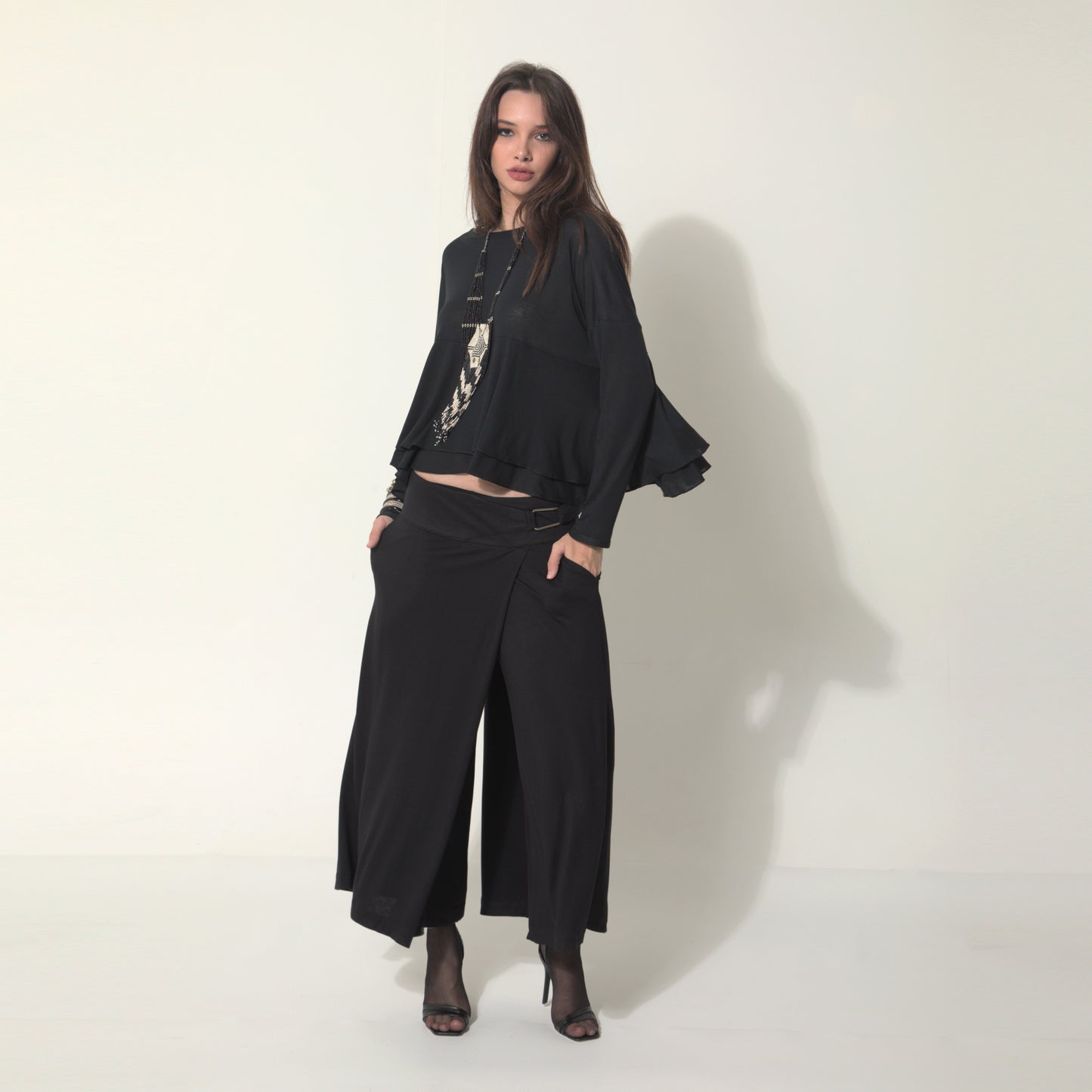 Sarah - Saia-calça de malha com ajuste de fivela de metal na cor preta