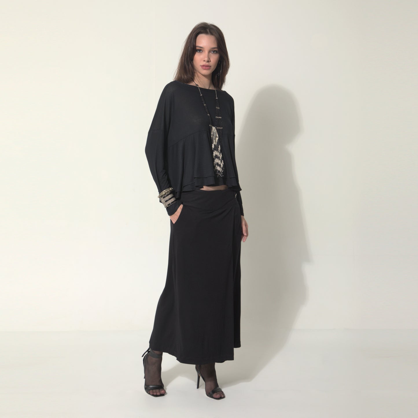 Sarah - Saia-calça de malha com ajuste de fivela de metal na cor preta