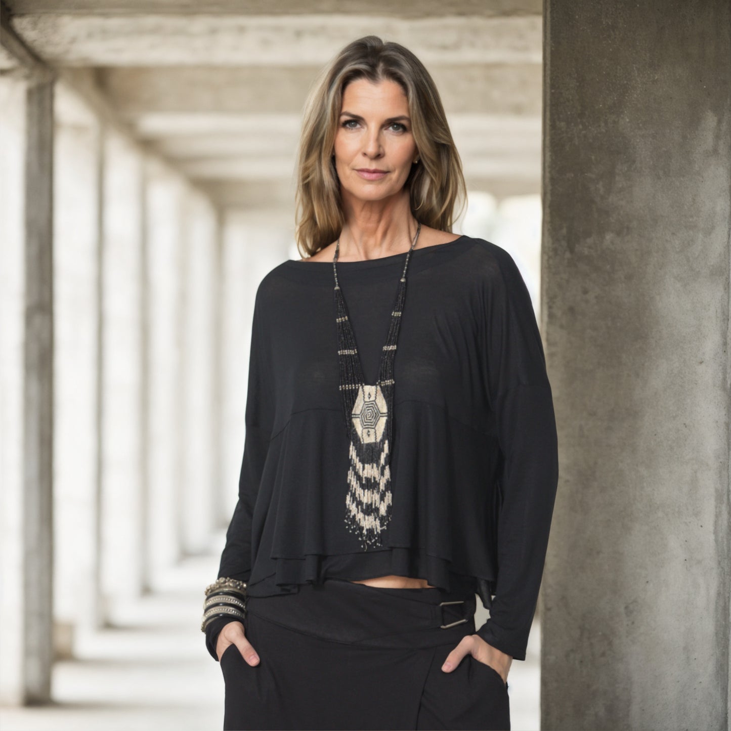Isla - Blusa boho de malha com babados e manga comprida na cor preta
