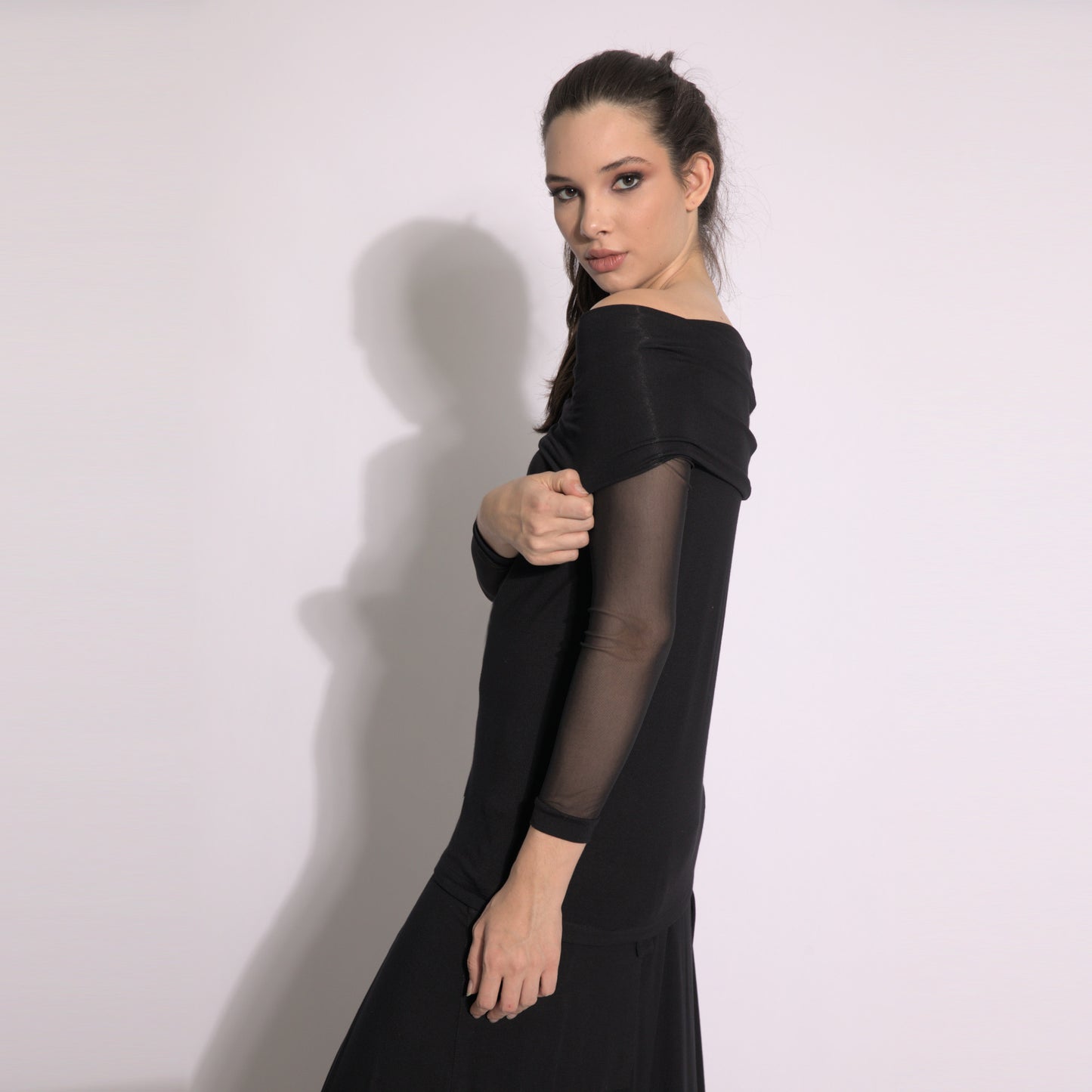Isabella - Blusa decote ombro a ombro e mangas em tule preto