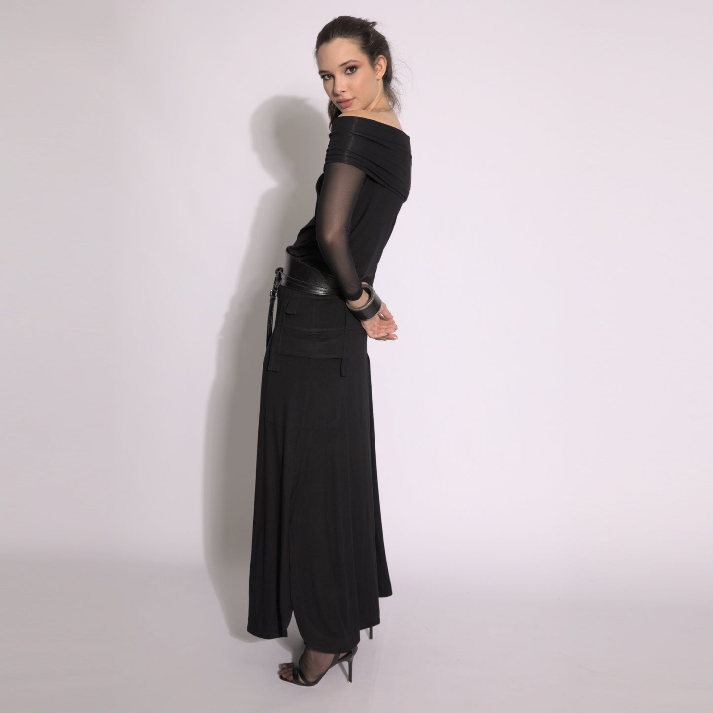 Isabella - Blusa decote ombro a ombro e mangas em tule preto