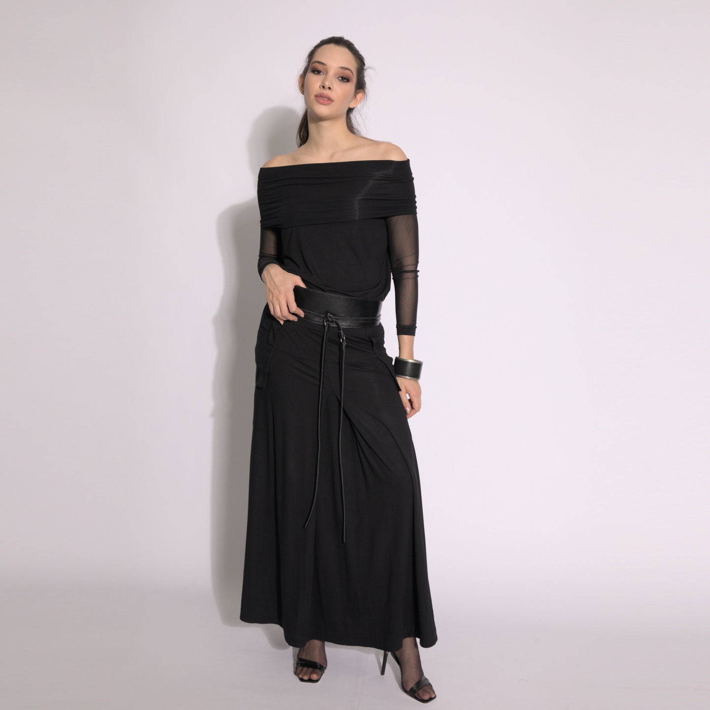 Isabella - Blusa decote ombro a ombro e mangas em tule preto