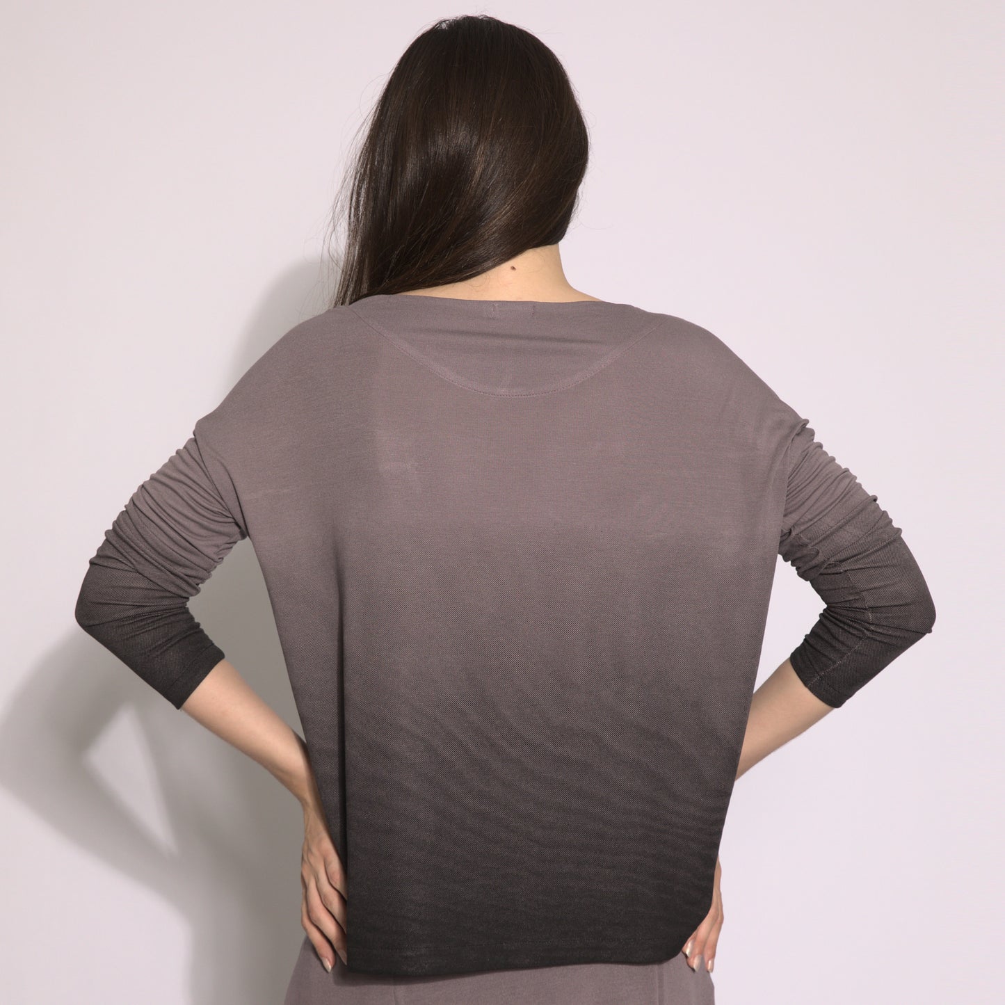 Aysha - Blusa oversize em malha efeito degradê cor funghi e preto