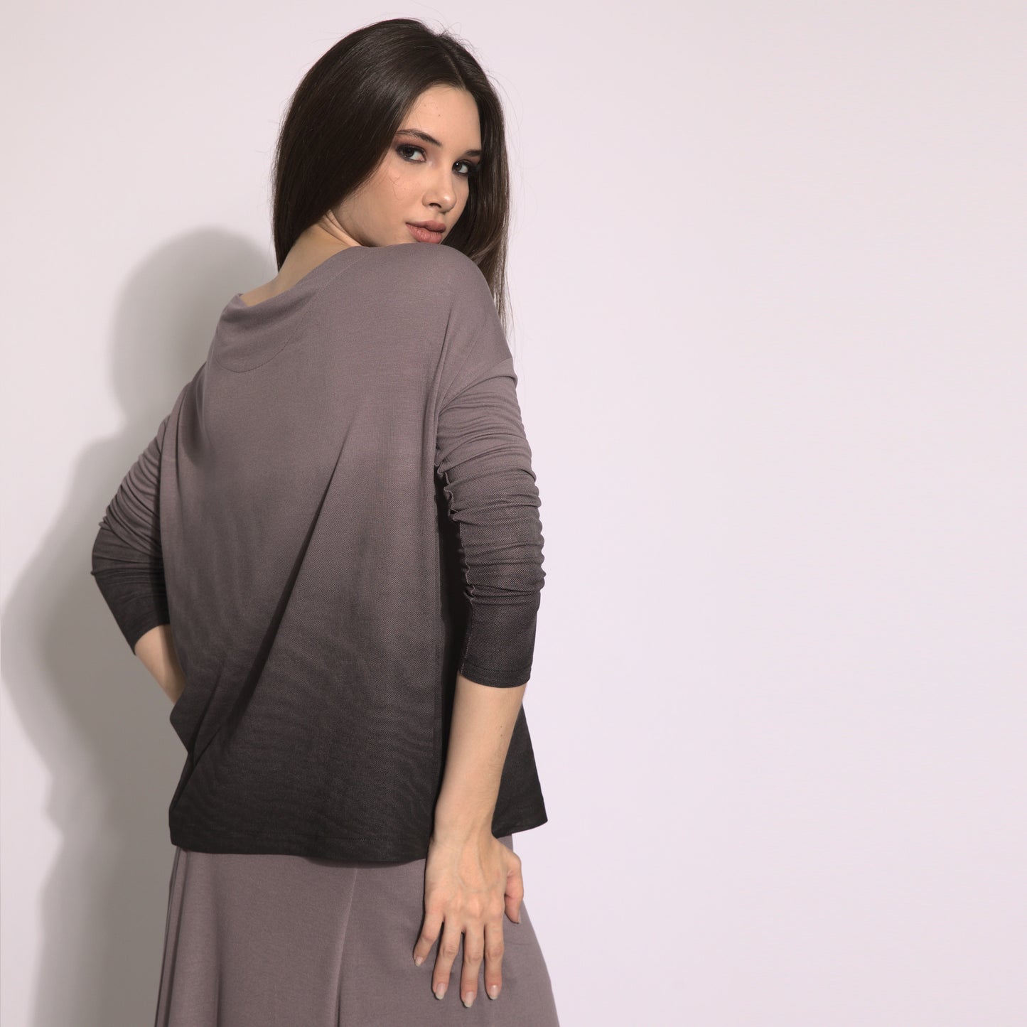 Aysha - Blusa oversize em malha efeito degradê cor funghi e preto