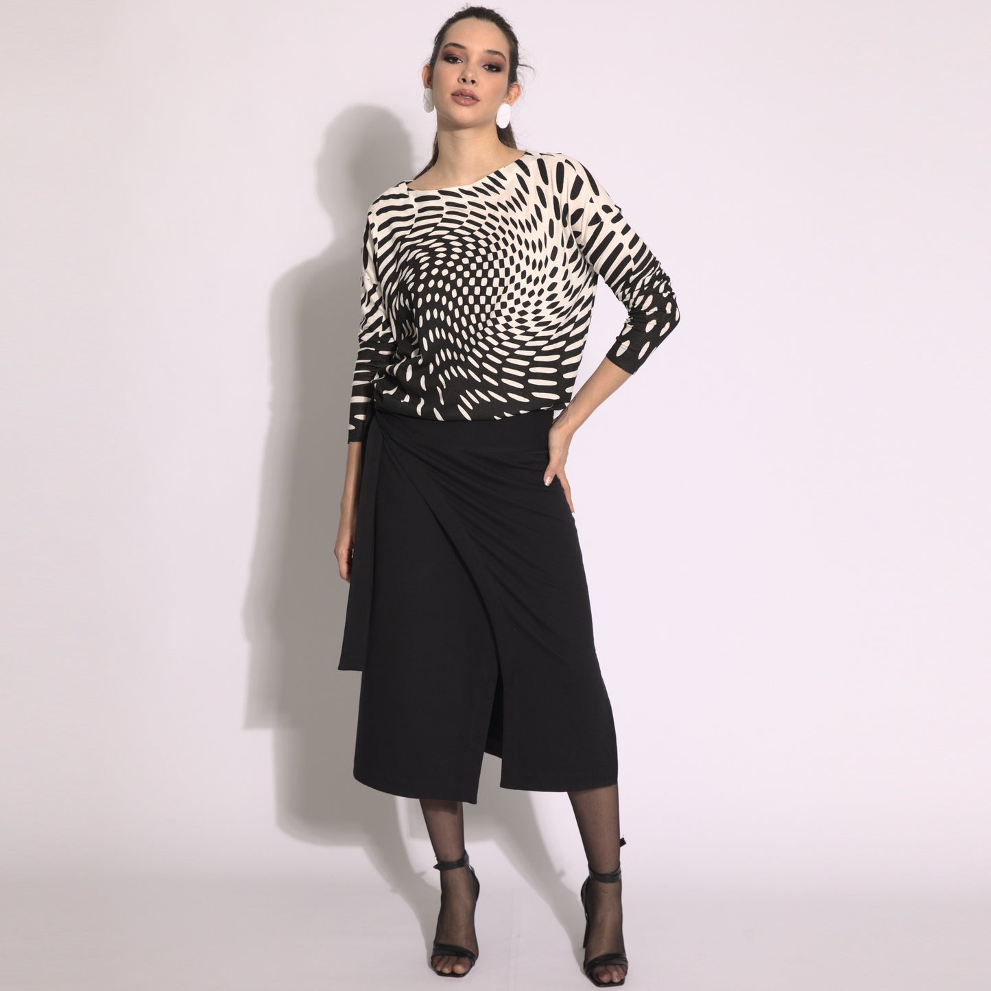 Efeito ótico - blusa em malha manga comprida cor off-white e preto
