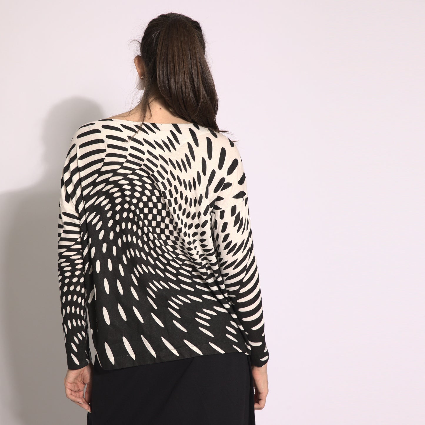 Efeito ótico - blusa em malha manga comprida cor off-white e preto
