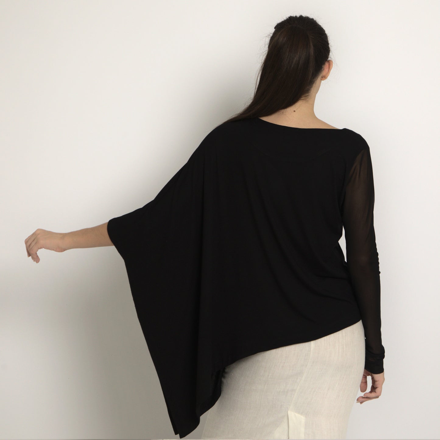 Chiara - Blusa assimétrica em malha com manga transparente em segunda pele (tule)