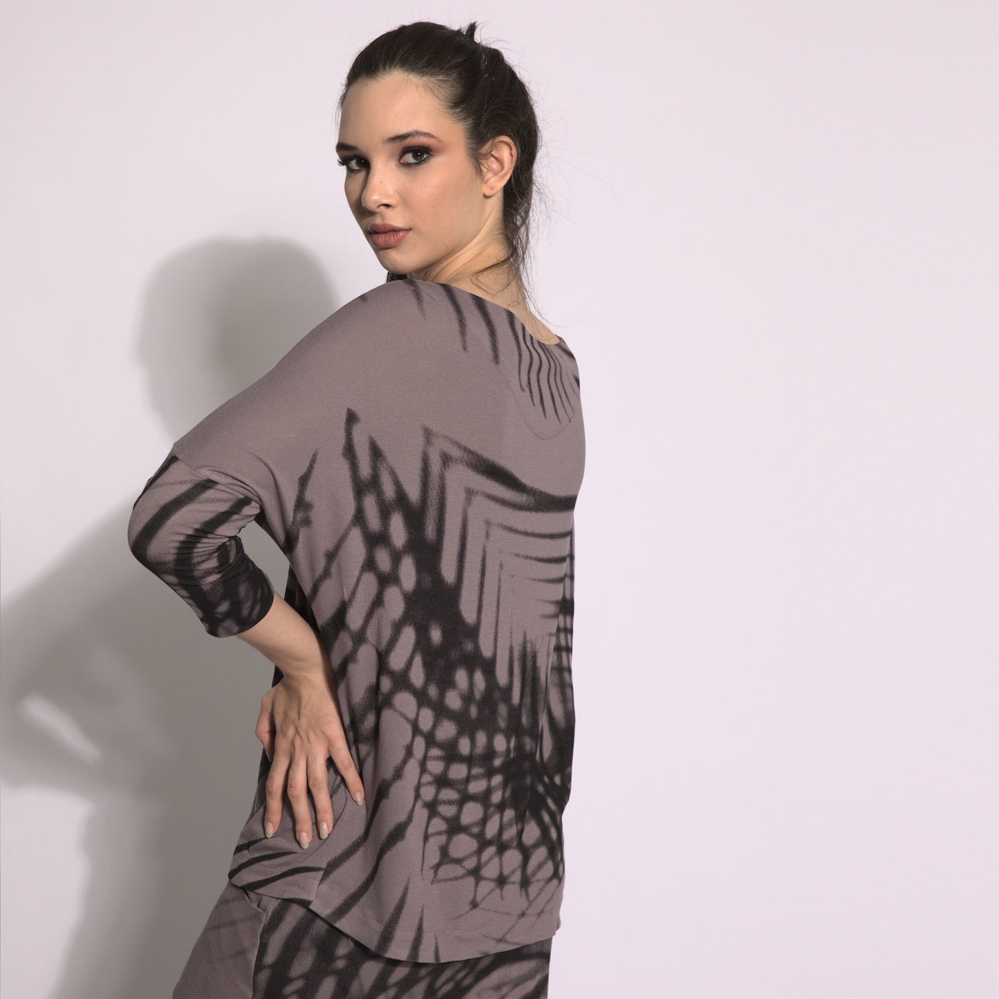 Folhagens - Blusa em malha estampa folhas cor funghi e preto