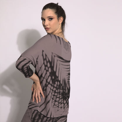Folhagens - Blusa em malha estampa folhas cor funghi e preto